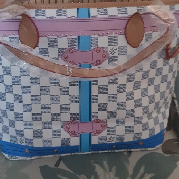 Grey and White Checkered Tote. With Duster bag. - Picture 4 of 4